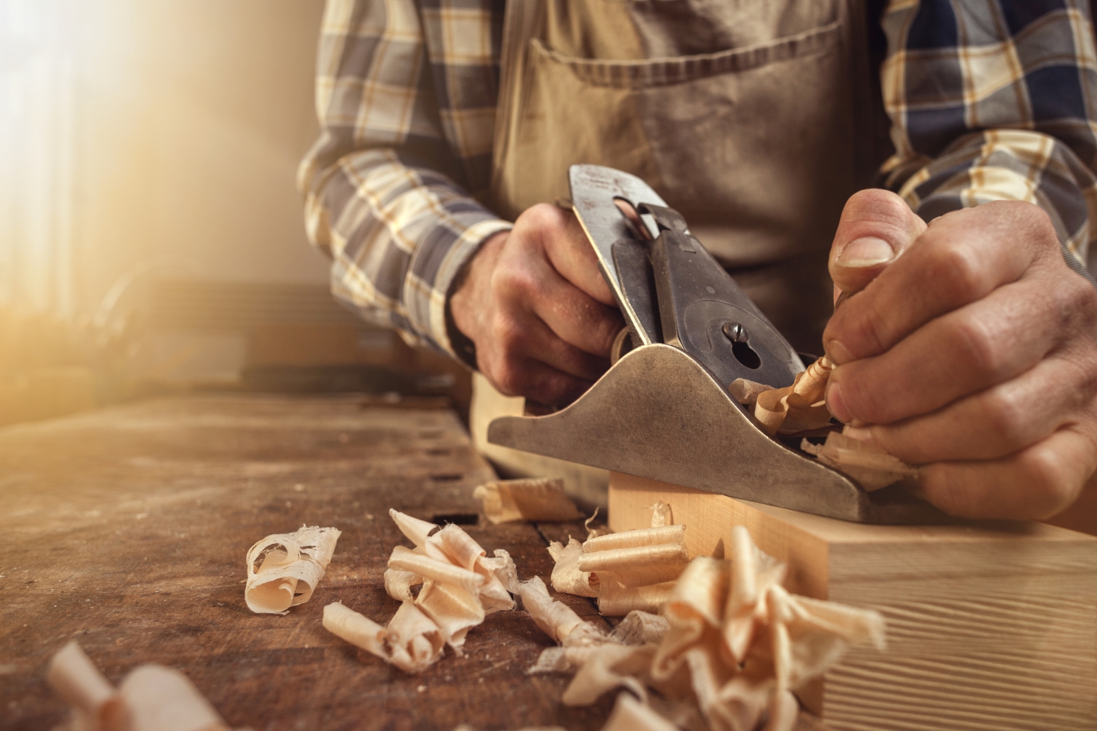 Tischler bei der Arbeit am Hobel